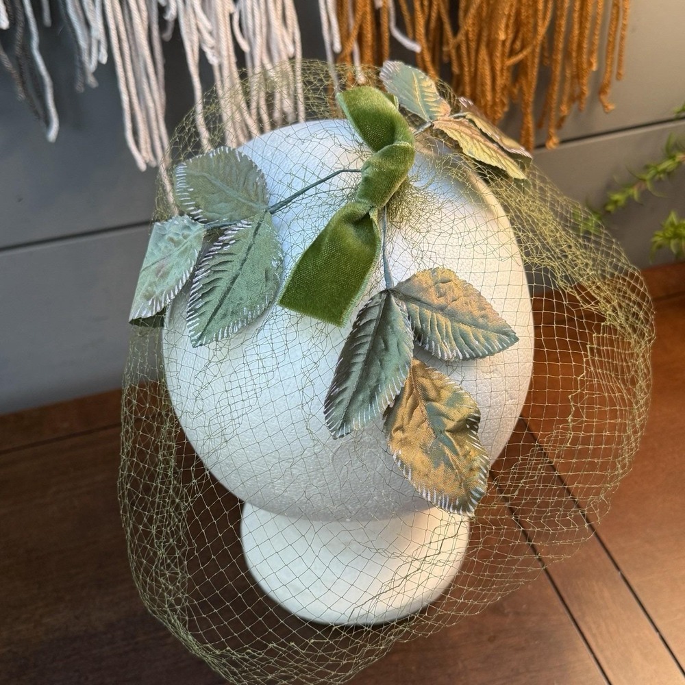 1940s green Veil Fascinator Vintage Net Hat - Pillbox Topper Veil Headpiece